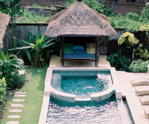 installation piscine semi entérrée en béton